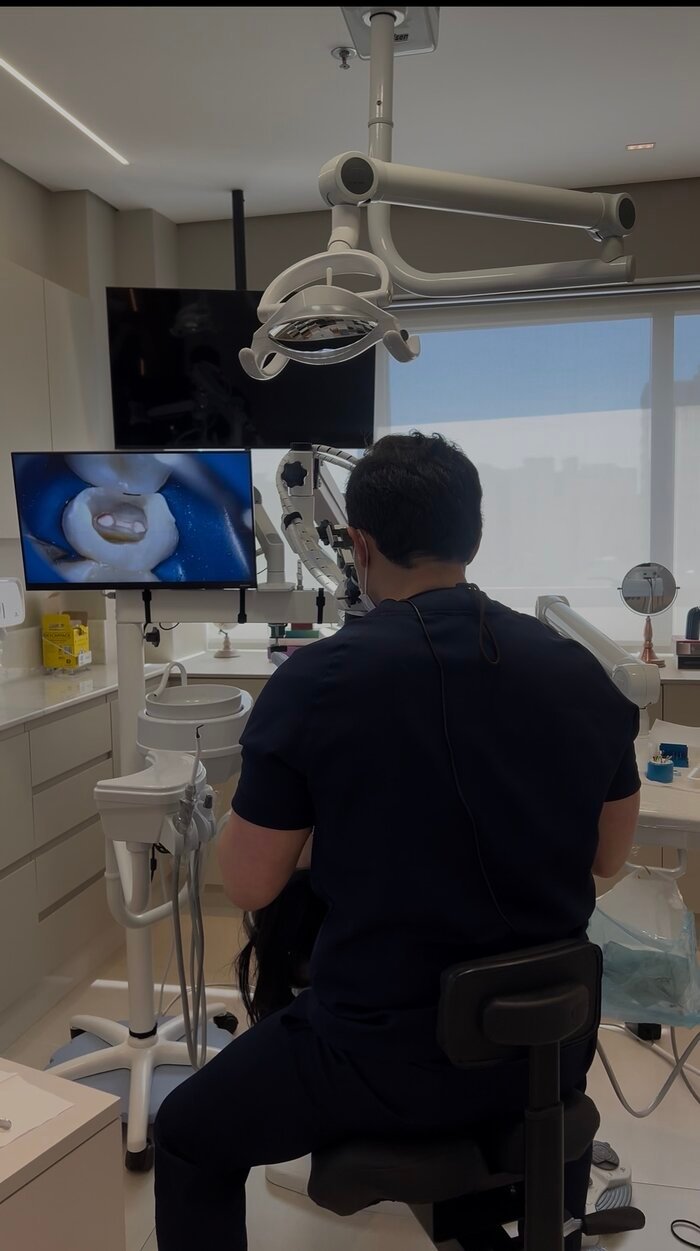 Procedimento com microscópio odontológico