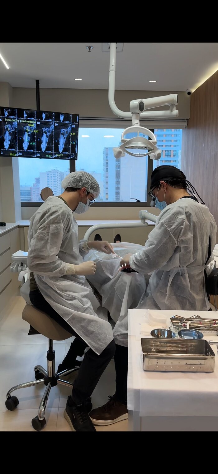 Procedimento odontológico em equipe